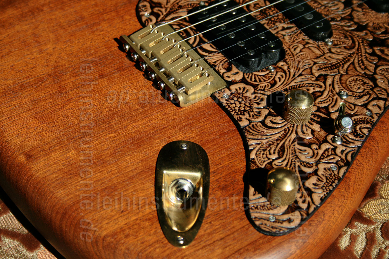 zur Artikelbeschreibung / Preis E-Gitarre BERSTECHER Deluxe Vintage (Hot B) - Amber / Floral Nature + Koffer - made in Germany