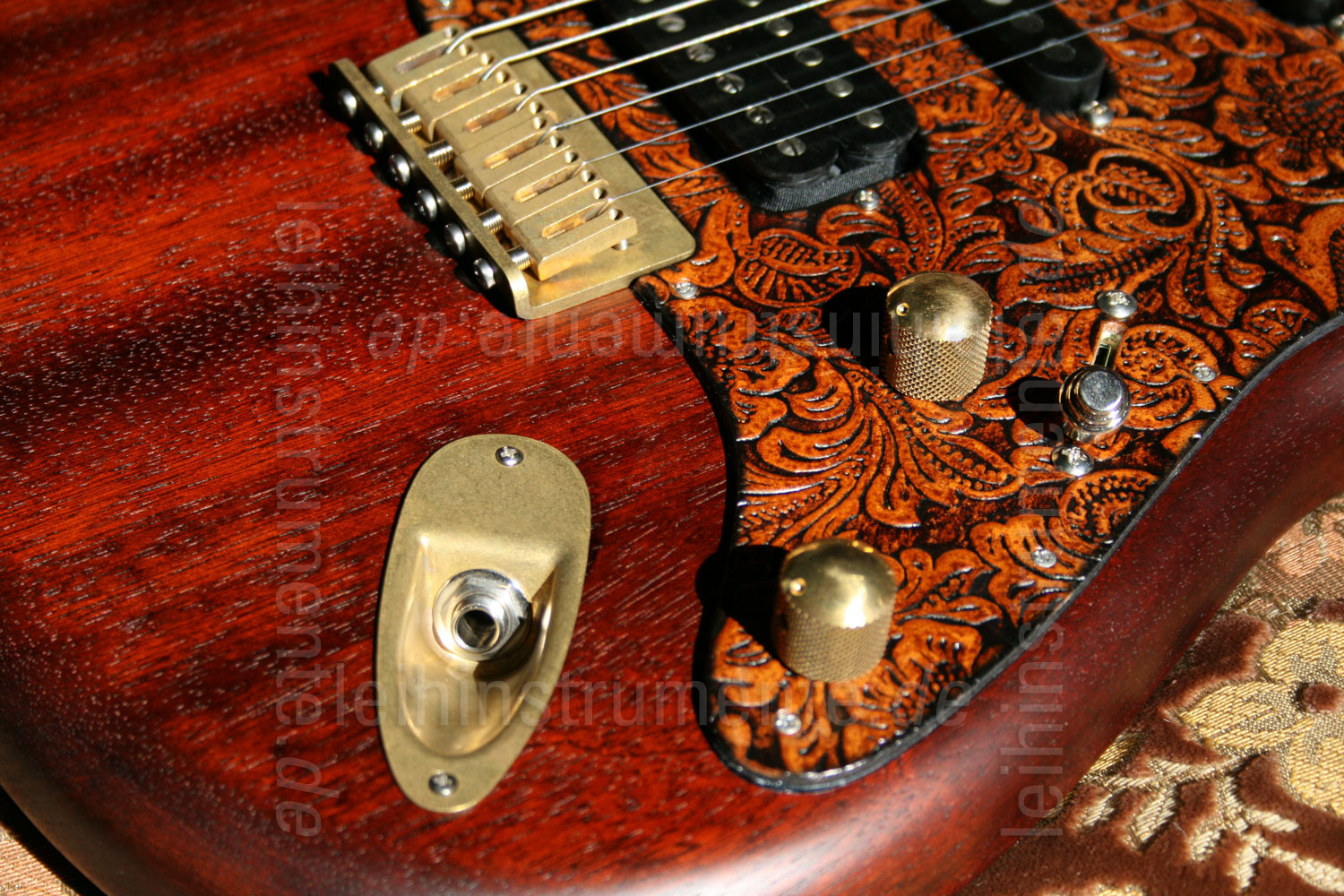 zur Artikelbeschreibung / Preis E-Gitarre BERSTECHER Deluxe Vintage - Old Whisky / Floral Amber + Koffer - made in Germany