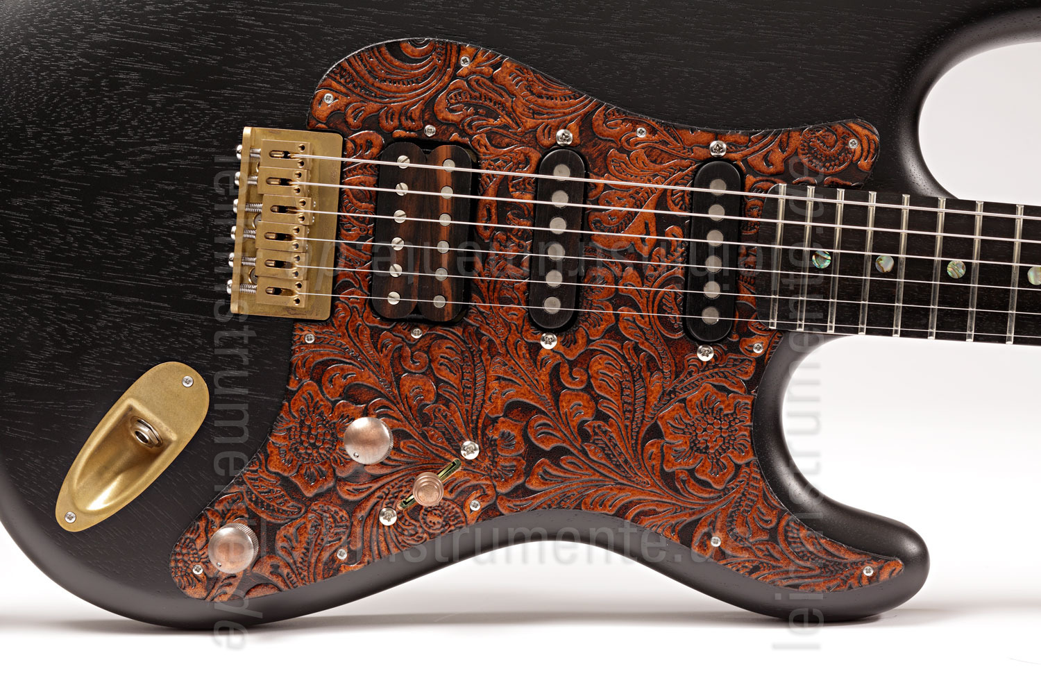 zur Artikelbeschreibung / Preis E-Gitarre BERSTECHER Deluxe Vintage - Black / Floral Amber + Koffer - made in Germany