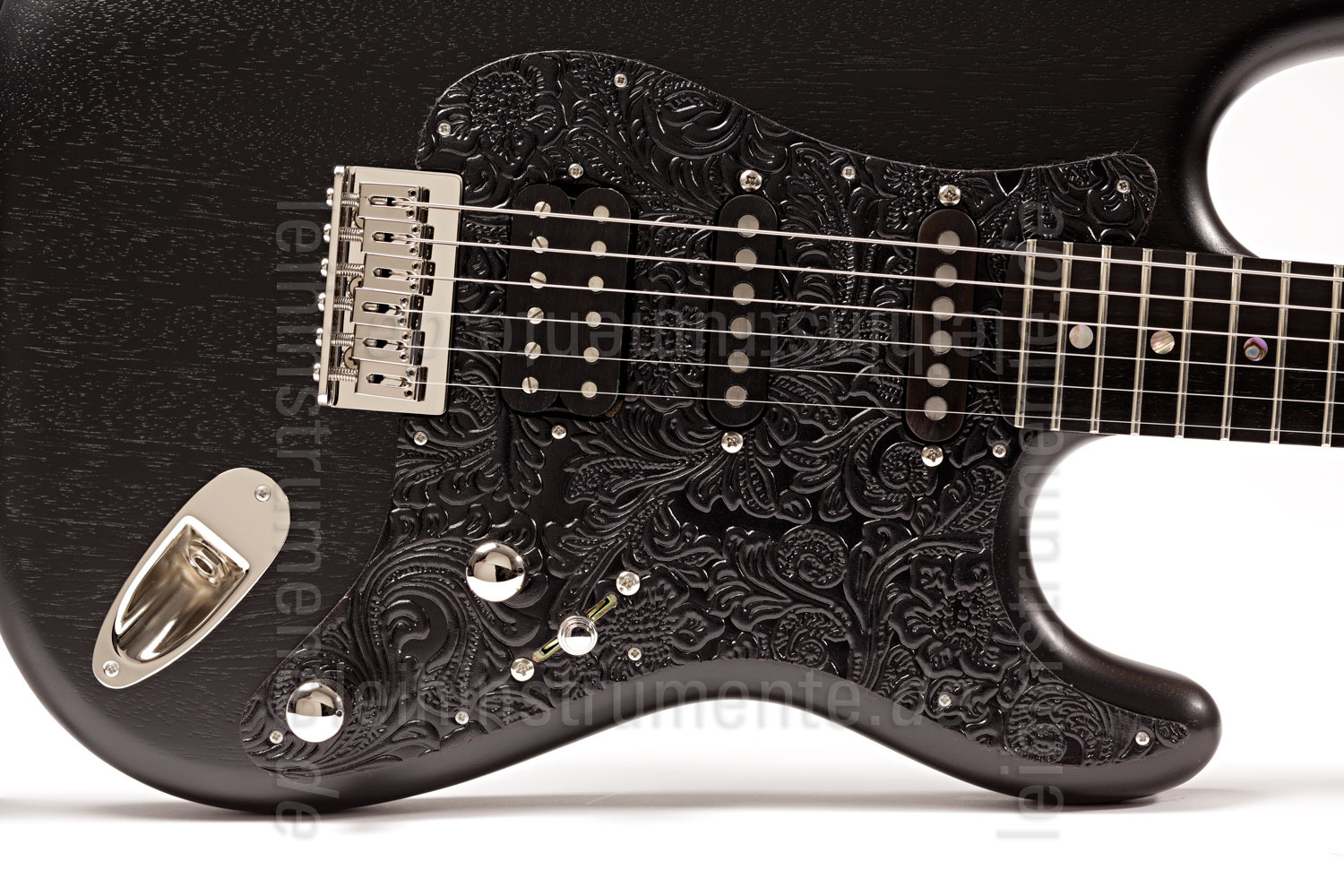 zur Artikelbeschreibung / Preis E-Gitarre BERSTECHER Deluxe - Black / Floral Black + Koffer - made in Germany