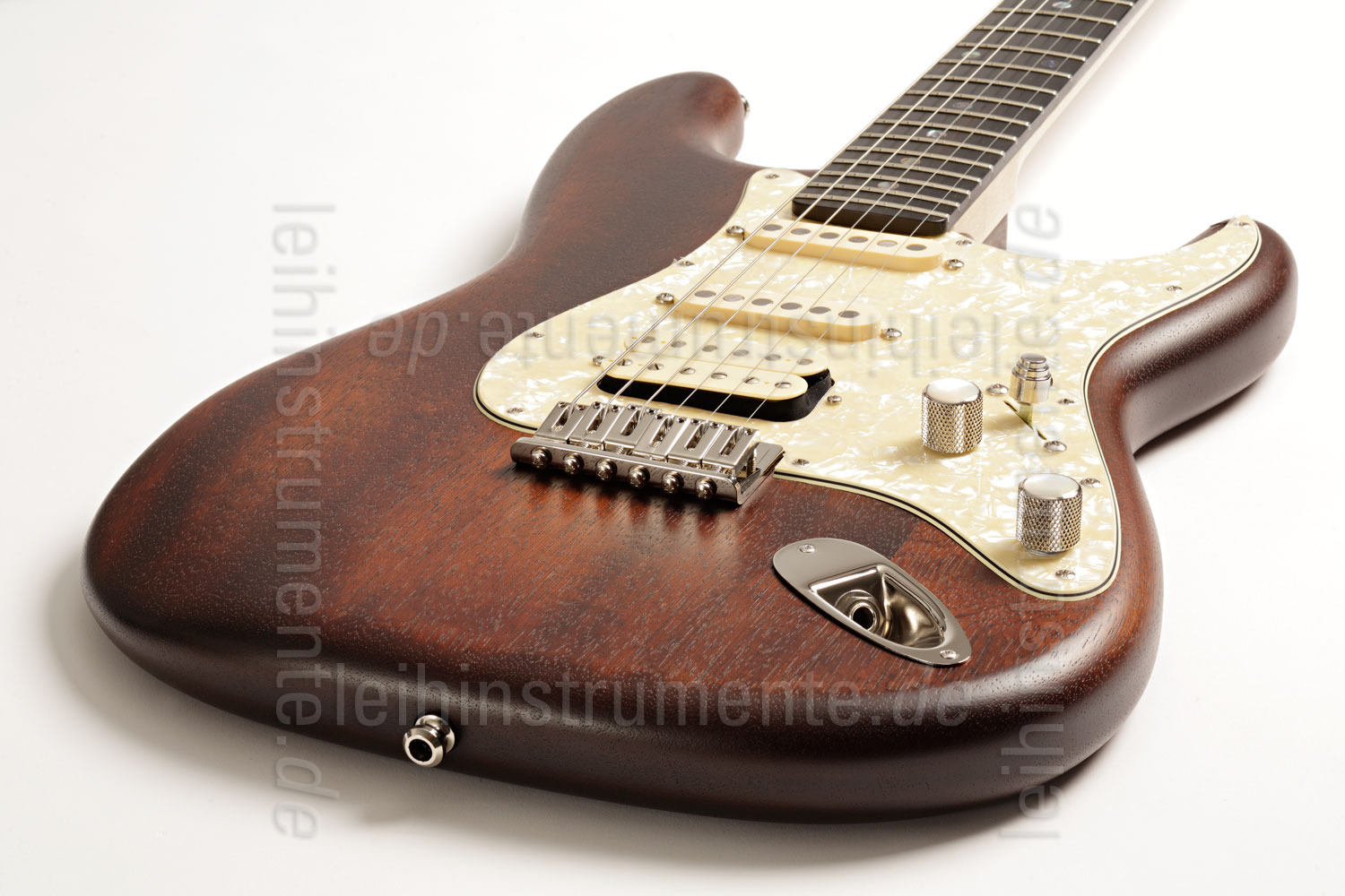 zur Artikelbeschreibung / Preis E-Gitarre BERSTECHER Deluxe - Old Whisky / Cream Perloid + Koffer - made in Germany