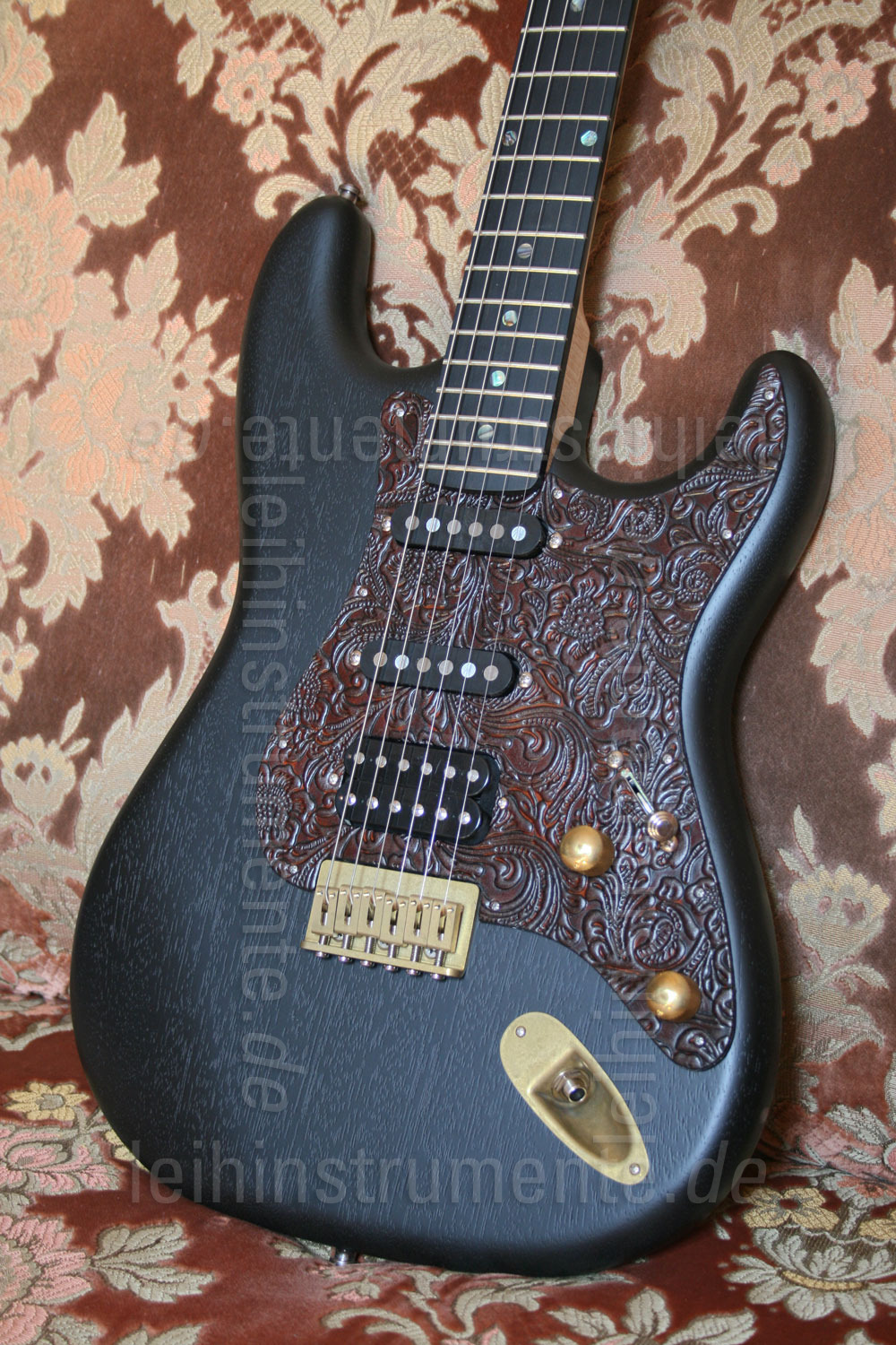 zur Artikelbeschreibung / Preis E-Gitarre BERSTECHER Deluxe Vintage (Hot B) - Black / Floral Brown + Koffer - made in Germany