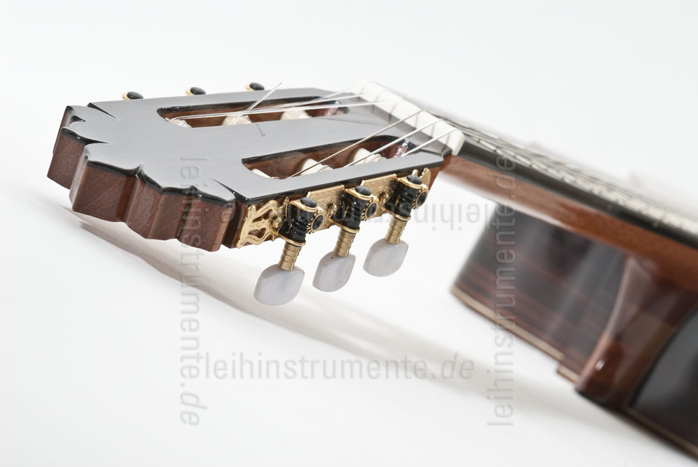 zur Artikelbeschreibung / Preis Spanische Konzertgitarre JOAN CASHIMIRA MODELL 130 Cutaway Zeder - ohne Tonabnehmer - massive Zederndecke