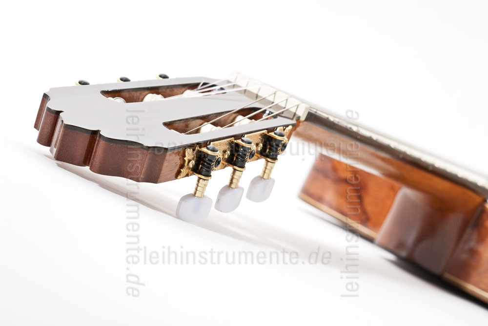 zur Artikelbeschreibung / Preis Spanische Konzertgitarre JOAN CASHIMIRA MODELL 56e E-C Cutaway  Thinline - ohne Tonabnehmer - massive Zederndecke
